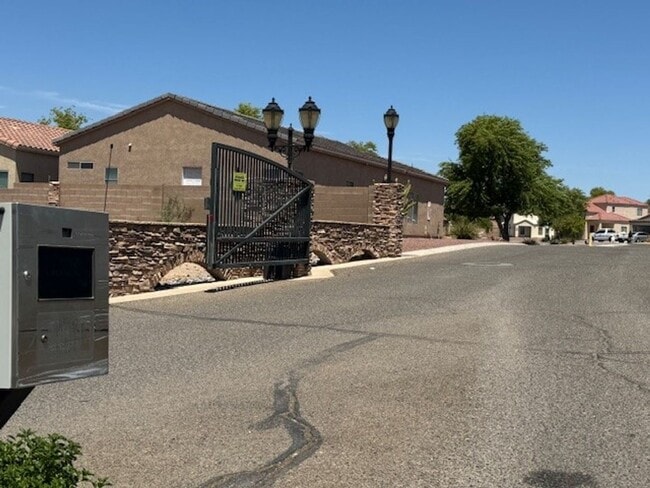 Building Photo - 3 BR 2BA Community with Gated entry, Near Rotary Park Sports fields and Colorado River Boat ramp/...