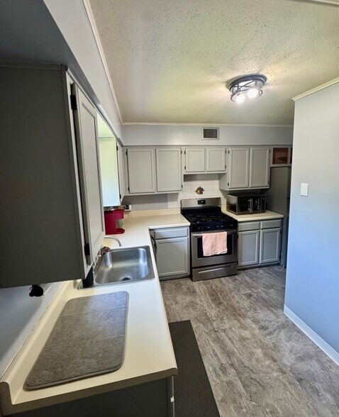 Building Photo - 1532 Forest Green Dr