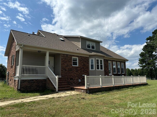 Building Photo - 2417 Lynwood Dr