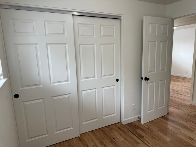Building Photo - Beautifully updated 3 bedroom, 1 bath hous...