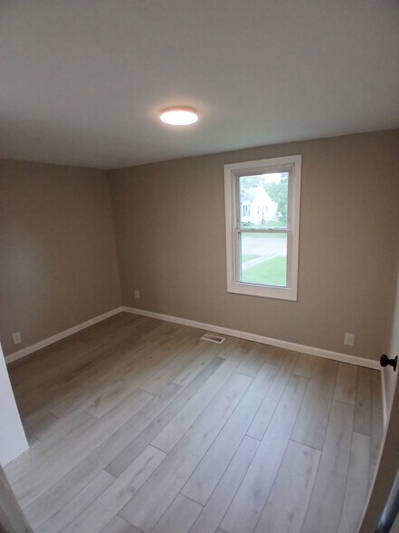 Building Photo - 2301 N Rosewood Ave
