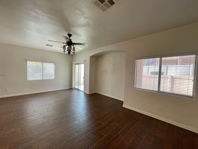Building Photo - Great Spacious 3 bedroom Townhome Availabl...