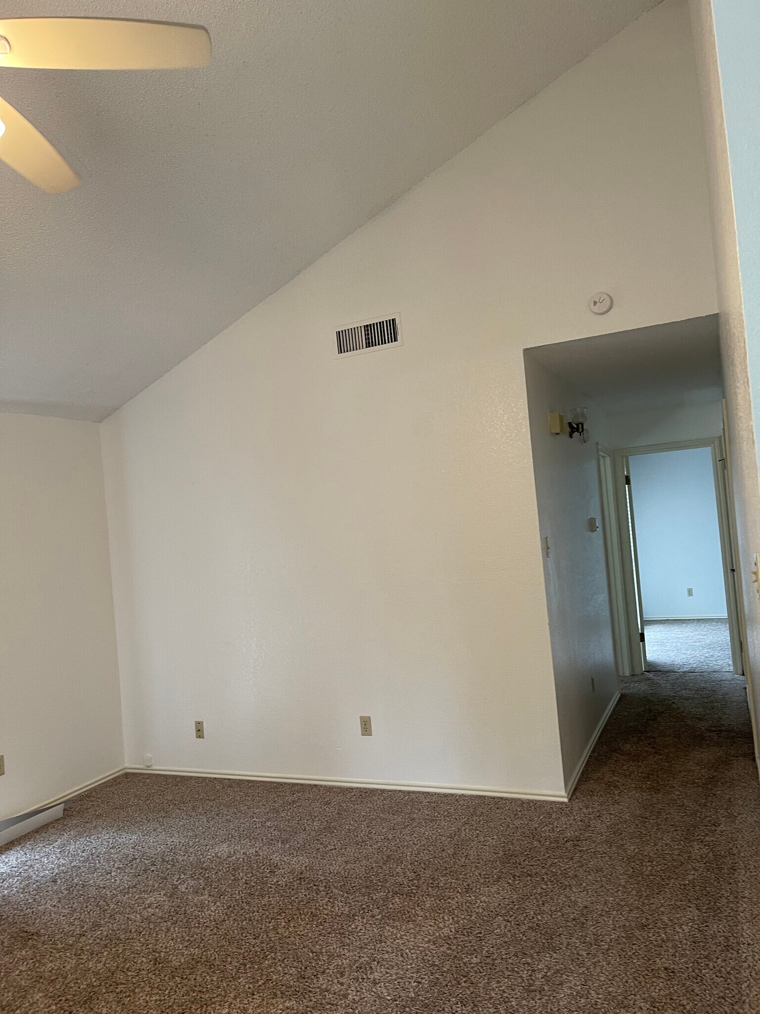 Building Photo - 1007 Spring Loop