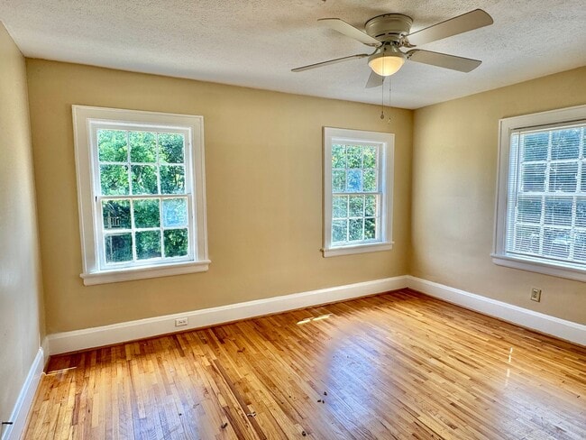 Building Photo - Delightful 2-Bedroom