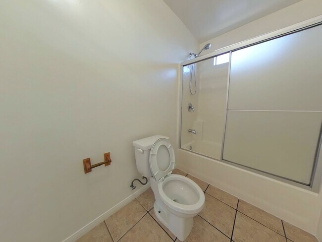 Building Photo - 7 Bedroom 4 Bath Home a hop and a skip to campus- SUPER CLOSE TO CAMPUS!