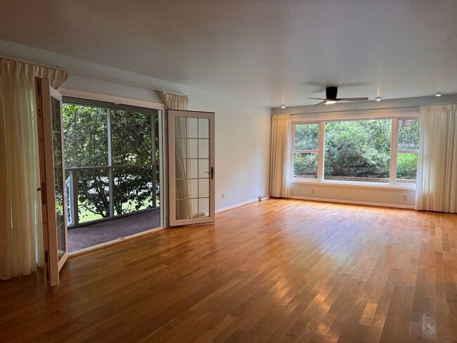 Building Photo - 4 Bedroom Jamestown Beauty!