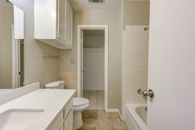 Building Photo - 212 Quaker Dr