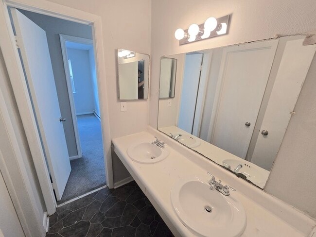Building Photo - BEAUTIFUL TWO BEDROOM 1.5 BATHROOM APARTME...
