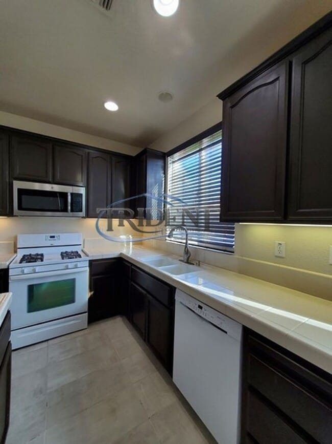 Building Photo - 4 bedroom, 2 ½ bath SOLAR home