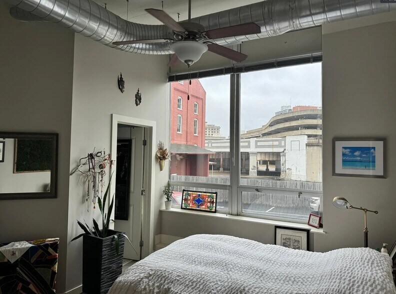 Building Photo - 207 E 6th St