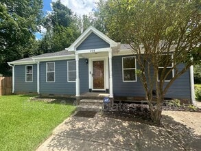 Building Photo - 808 Circle Dr