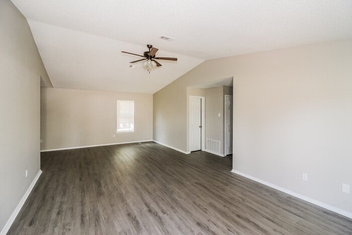 Building Photo - 12921 Robin Cir