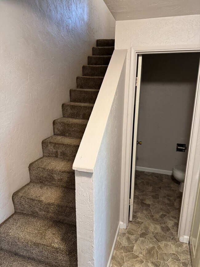 Building Photo - Updated 2 bedroom 1.5 bathroom duplex in Springfield!