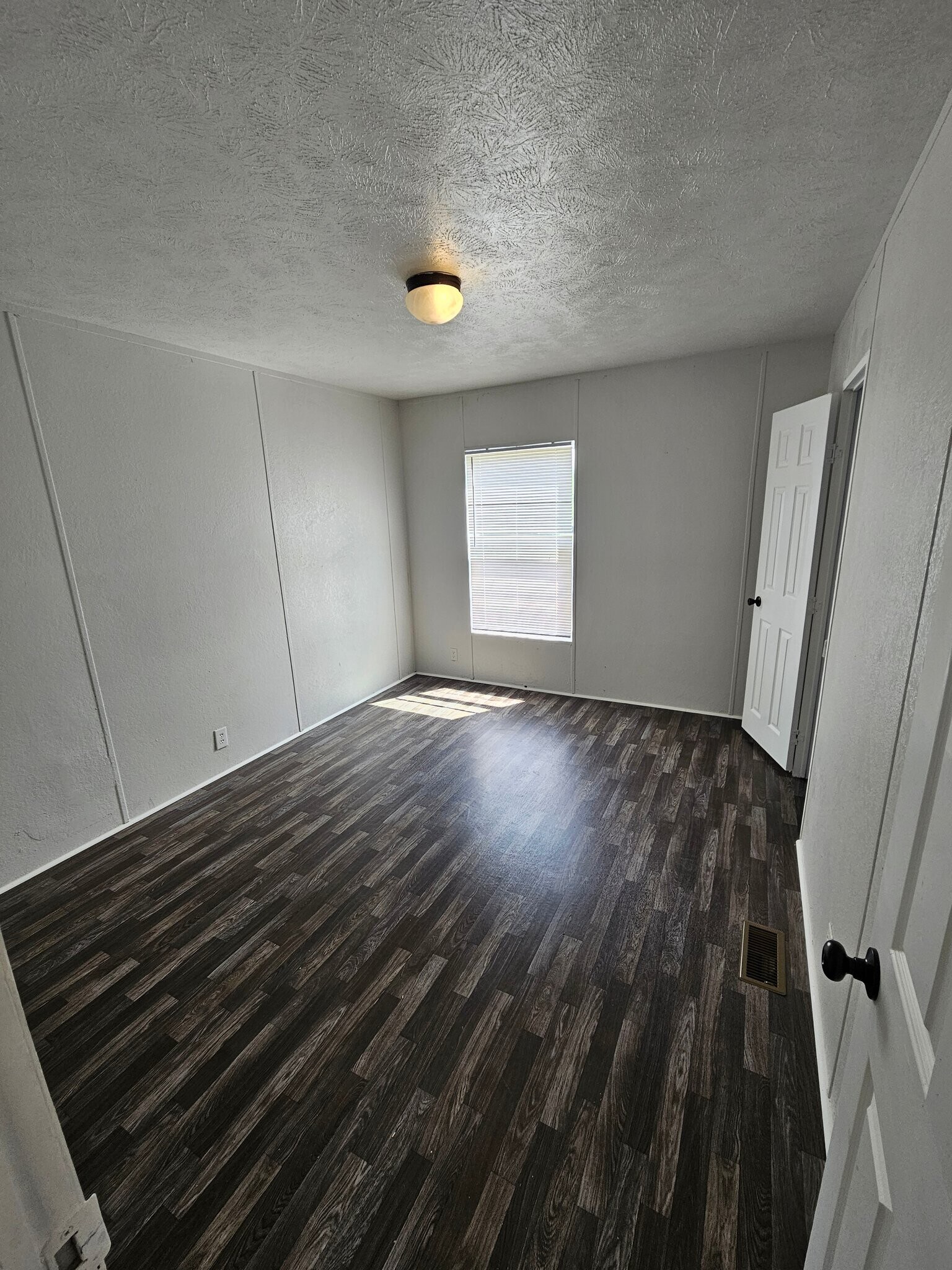 Building Photo - 513 Elm St