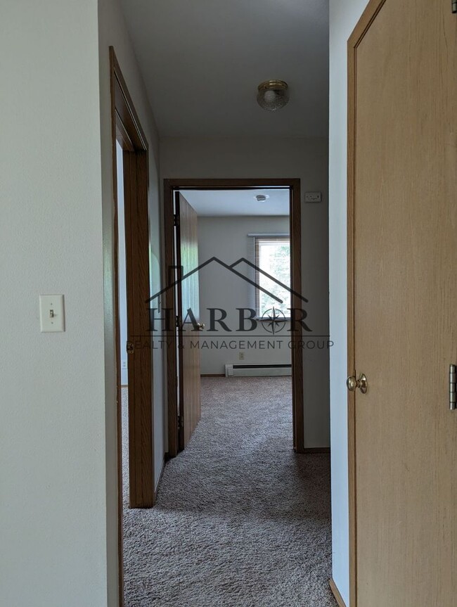 Building Photo - 2 Bedroom 1 Bath Partially Renovated - Cou...