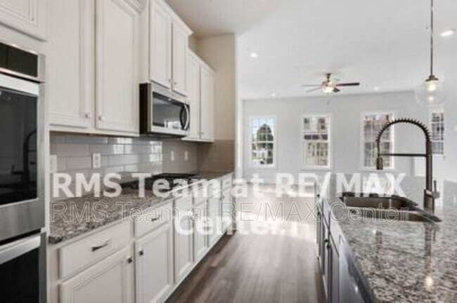 Building Photo - 1650 Mountain Top Ln