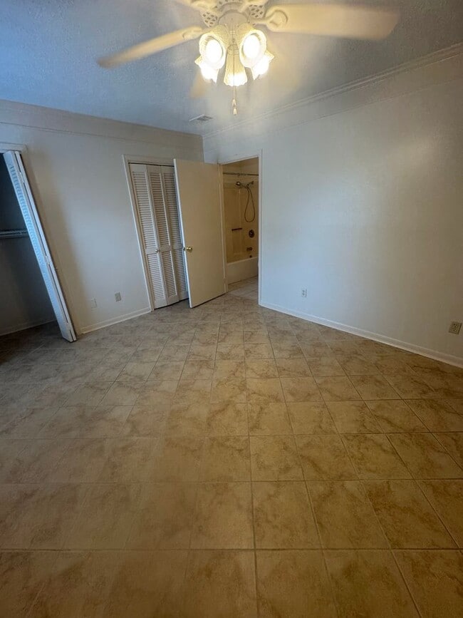 Building Photo - 6545 N Lagoon Dr