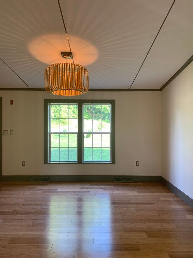 Building Photo - Beautiful Renovated House on Private Count...
