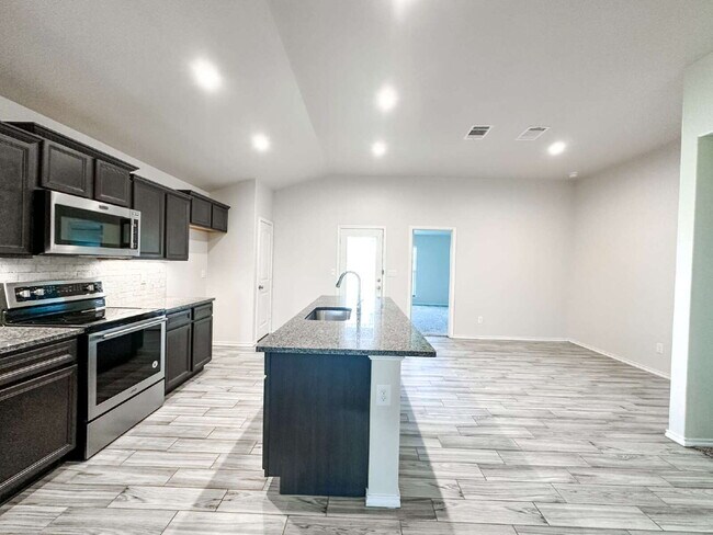 Building Photo - 3/2/2 Home in Windstone!