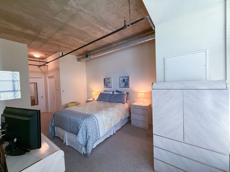 Open area bedroom - 1300 N St NW