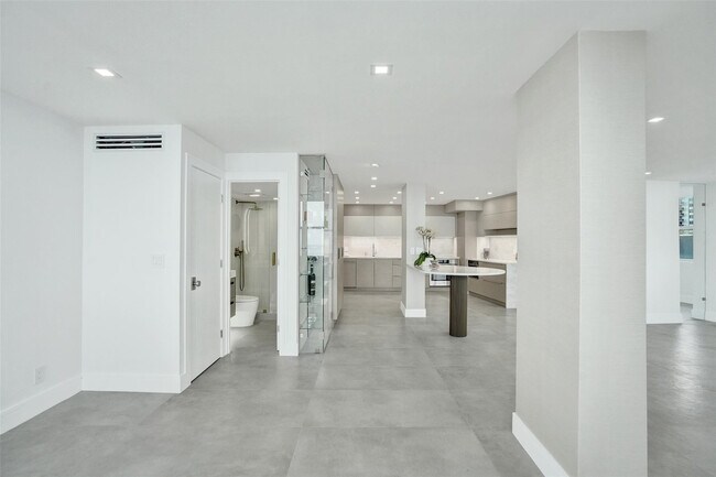 Building Photo - 209 N Fort Lauderdale Beach Blvd