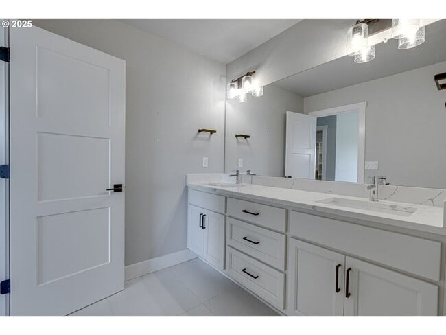 Building Photo - 10902 NE 119th Pl