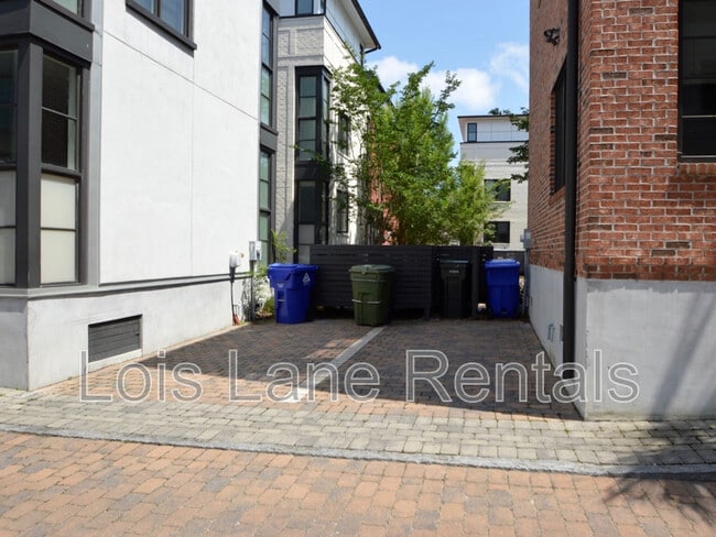 Building Photo - 19 Brewster Ct