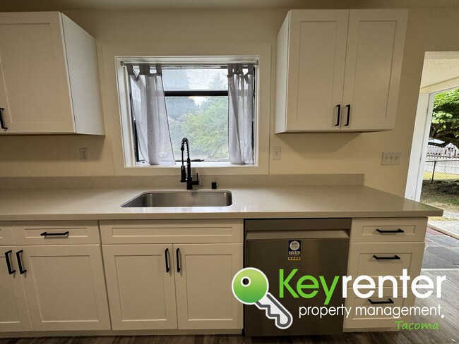 Building Photo - Fully Renovated 4-Bedroom Home with in Lak...