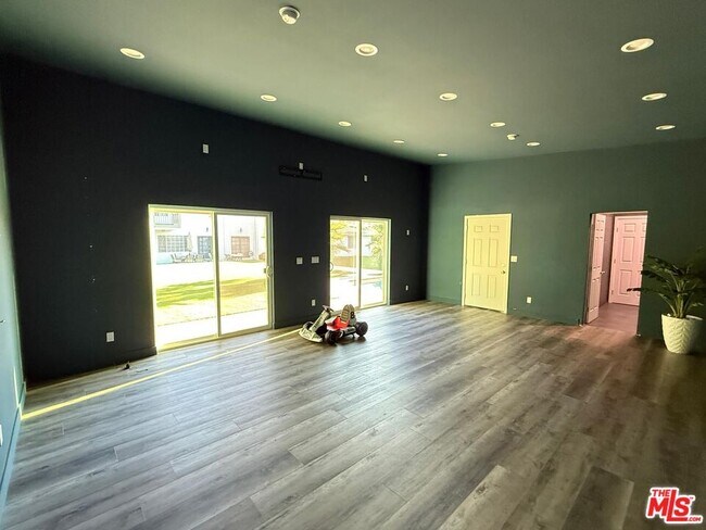 Building Photo - 17153 Rayen St
