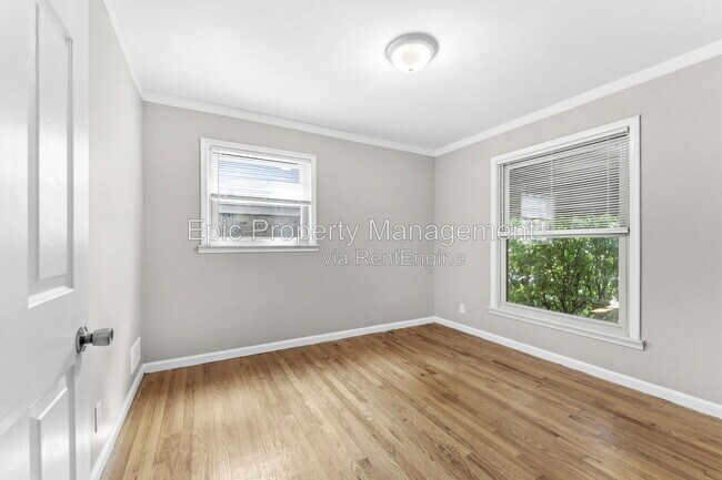 Building Photo - 812 Riverbank St