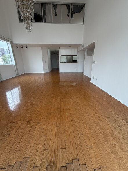 Building Photo - 1409 S Saltair Ave