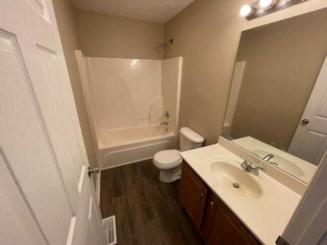 Building Photo - Large Home in Shelbyville For Rent