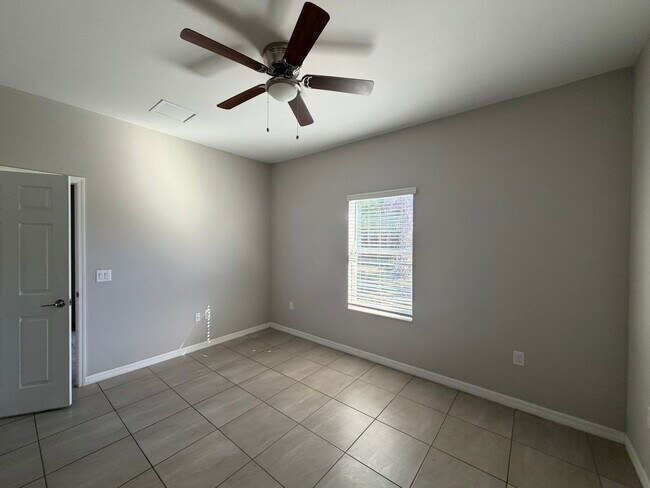 Building Photo - 523 NE 24th Ave