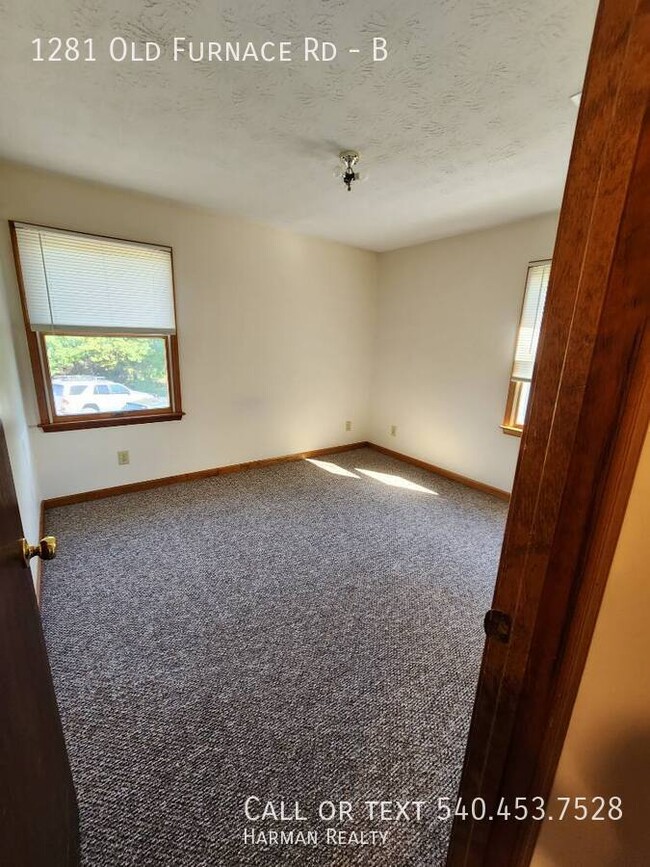 Building Photo - 3BD/2BA apartment available NOW.