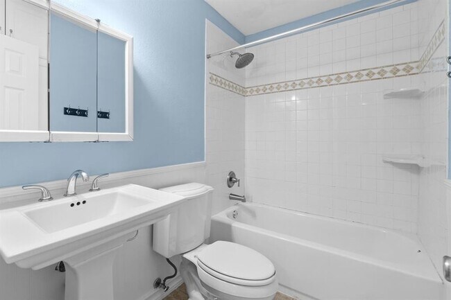 Building Photo - 407 E 45th St