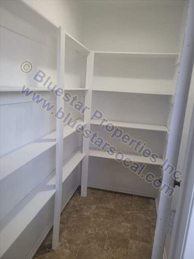 Building Photo - 15469 Hesperia Rd