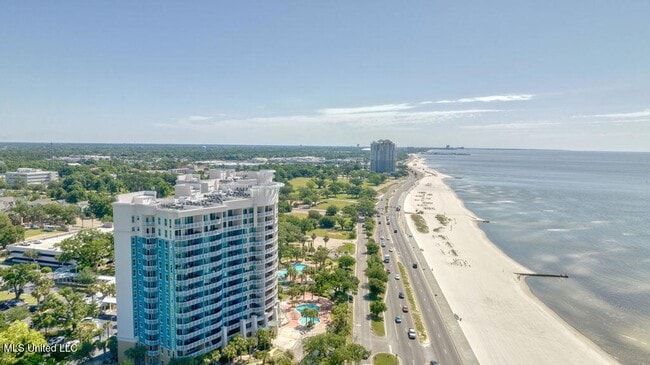 Building Photo - 2228 Beach Dr