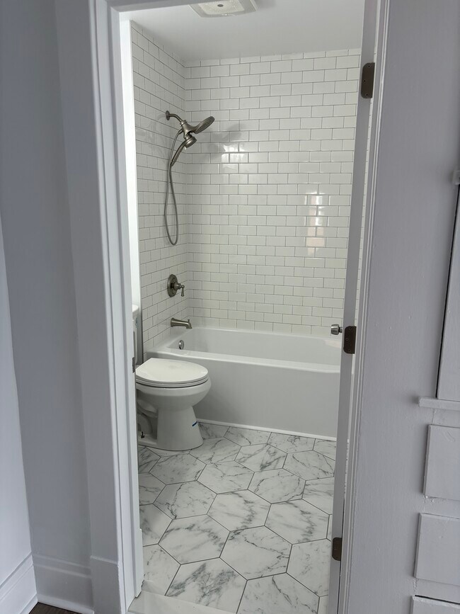 Fully renovated bathroom - 903 Northland Ave