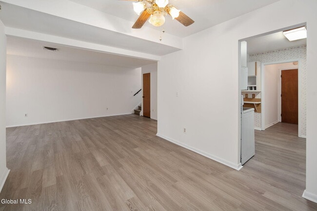 Building Photo - 4 Sugarbush Rd