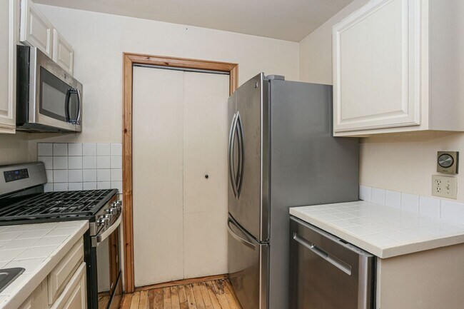Building Photo - UPDATES COMPLETED!  Unfurnished home! Dogs...