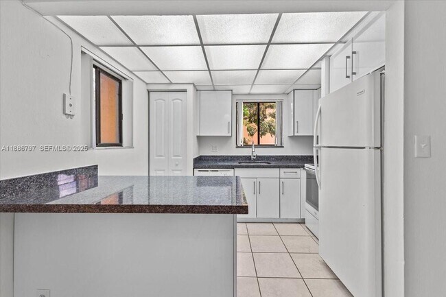 Building Photo - 6900 SW 39th St