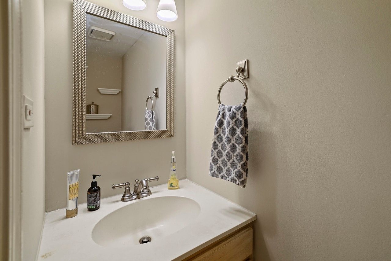 Building Photo - 20 Peach Tree Ln