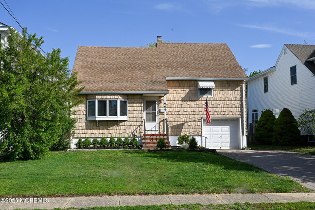 Primary Photo - 904 Claridge Dr