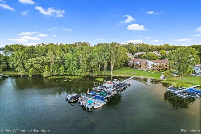 Building Photo - 855 S Pontiac Trail