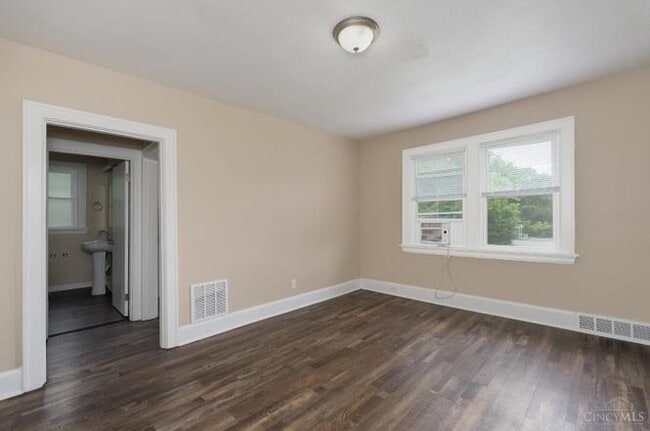 Building Photo - Bright 1-Bed in Clifton — Hardwood Floors, Off-Street Parking, Water Included
