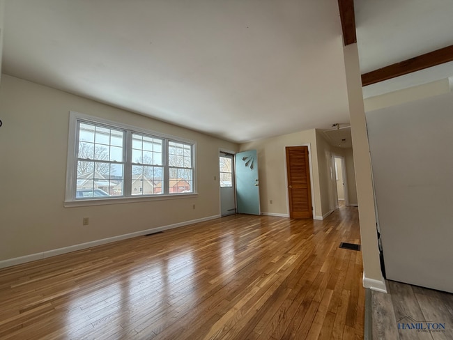 Building Photo - 4332 E Lake Rd