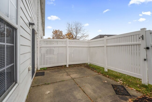 Building Photo - Beautiful 3 Bedroom Condo Available Now!