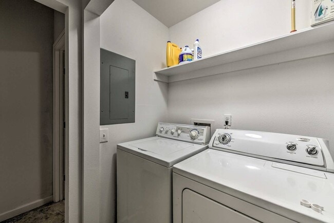 Building Photo - Lake Front Townhome with resort-like Views!