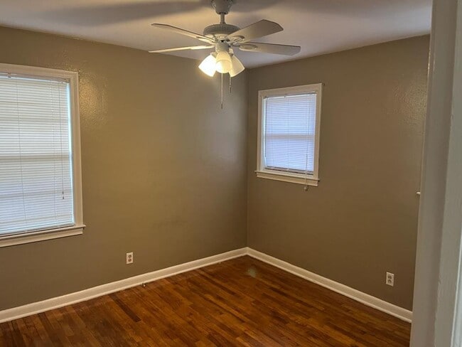 Building Photo - 3 bed/ 1 bath house, fenced-in yard! Avail...