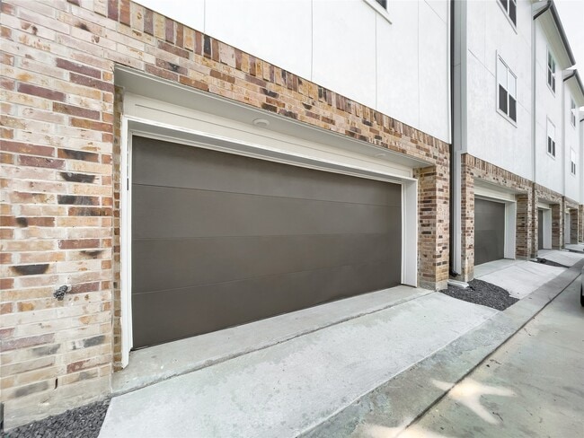 Building Photo - 1276 N Post Oak Rd